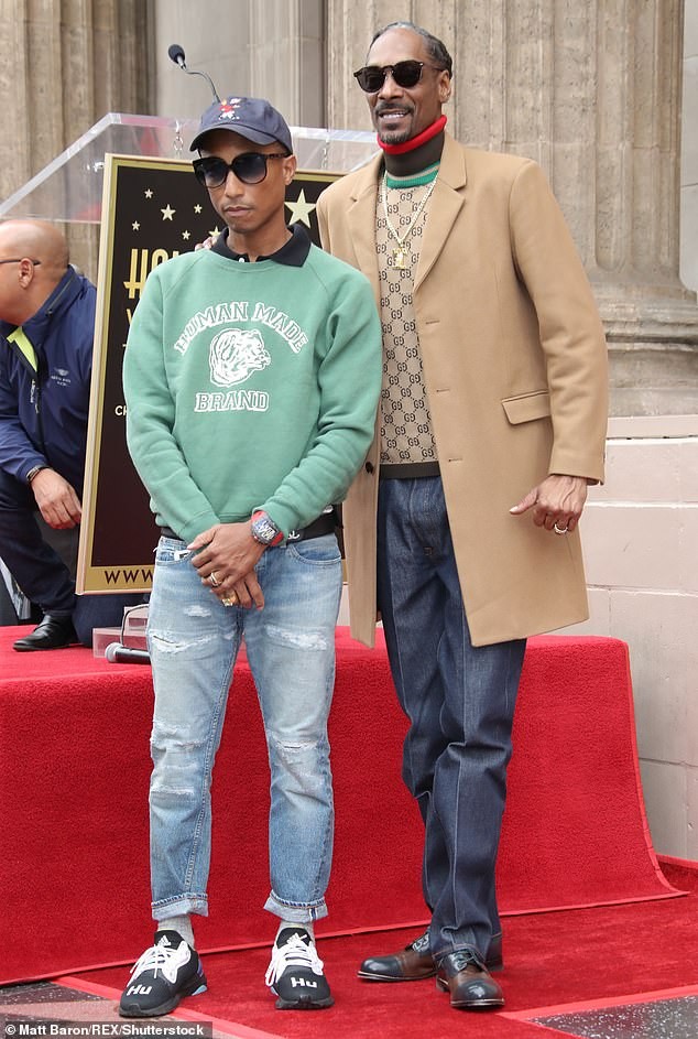 Snoop Dogg plants a sweet kiss on his wife of 21-years as he gets a star on Hollywood Walk of Fame (Photos)