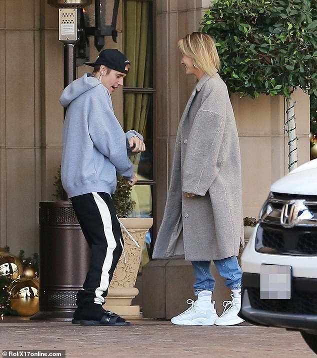 Justin Bieber and wife Hailey Baldwin show off their dance moves?before sharing a passionate kiss in Beverly Hills (Photos)