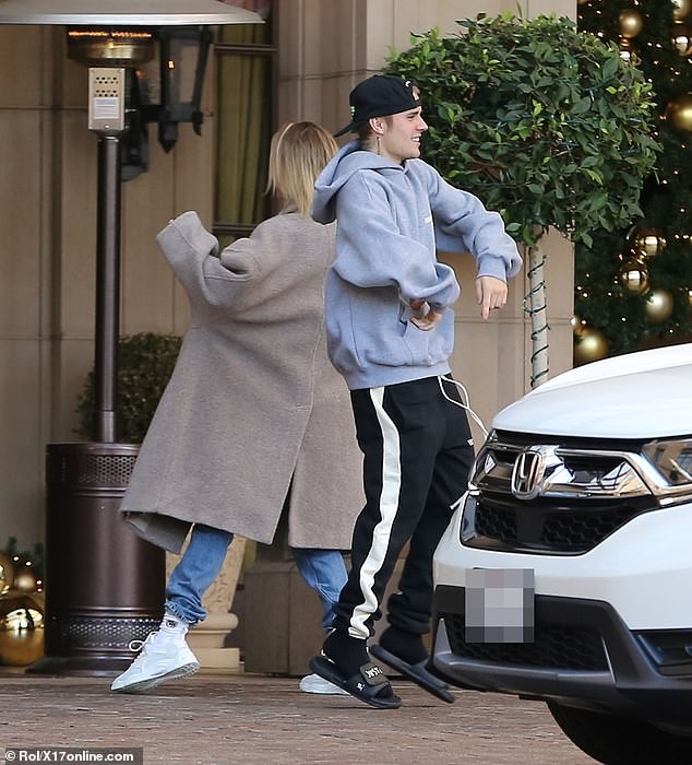 Justin Bieber and wife Hailey Baldwin show off their dance moves?before sharing a passionate kiss in Beverly Hills (Photos)