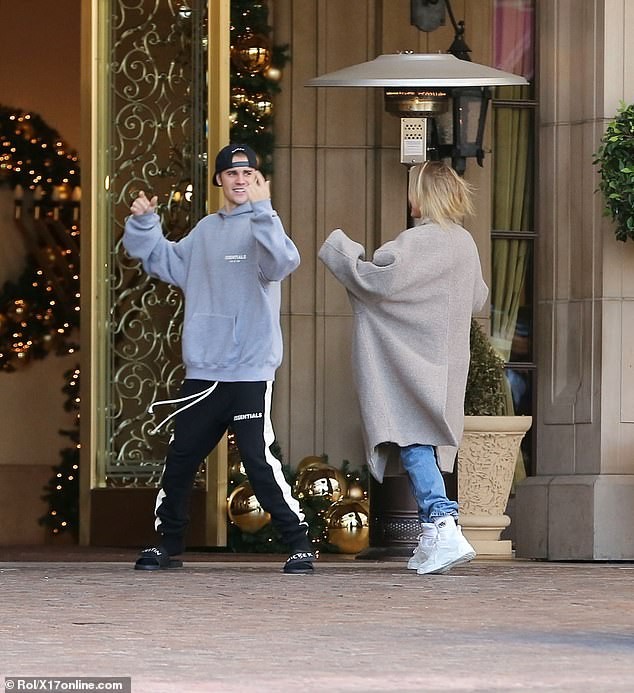 Justin Bieber and wife Hailey Baldwin show off their dance moves?before sharing a passionate kiss in Beverly Hills (Photos)