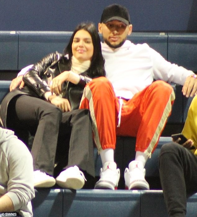 Kendall Jenner and her rumored boyfriend Ben Simmons cuddle up at a college basketball game (Photos)