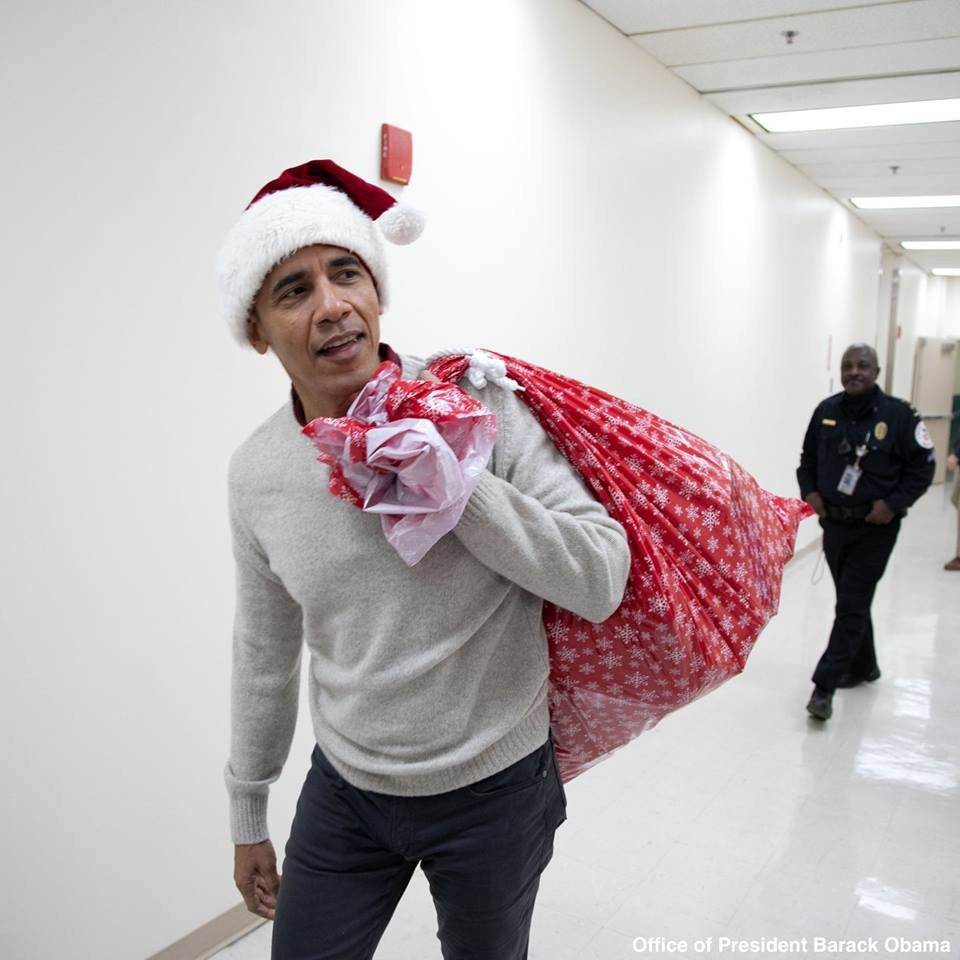 Photos: Barack Obama surprises patients at the Children?s National Hospital in Washington, D.C with Christmas gifts