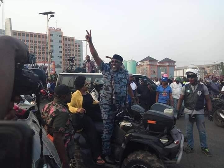 Video: Watch Governor Okorocha dishing some Shaku Shaku moves at the state 2018 Unity Carnival 