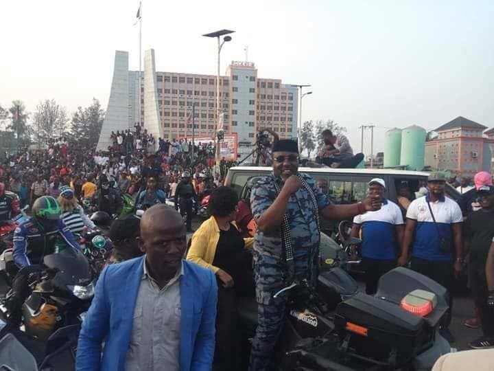 Video: Watch Governor Okorocha dishing some Shaku Shaku moves at the state 2018 Unity Carnival 