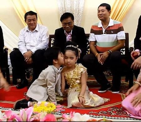 Six-year-old?twins get married in a lavish?Buddhist ceremony because their parents believe 