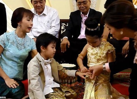 Six-year-old?twins get married in a lavish?Buddhist ceremony because their parents believe 