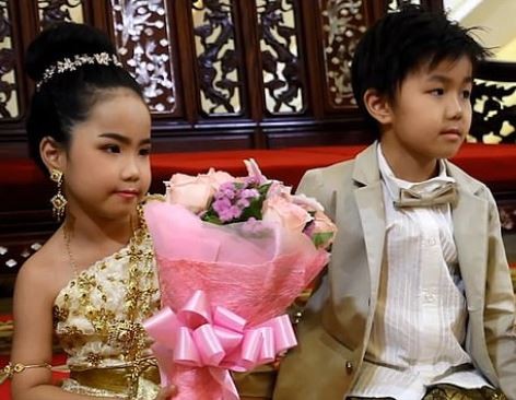 Six-year-old?twins get married in a lavish?Buddhist ceremony because their parents believe