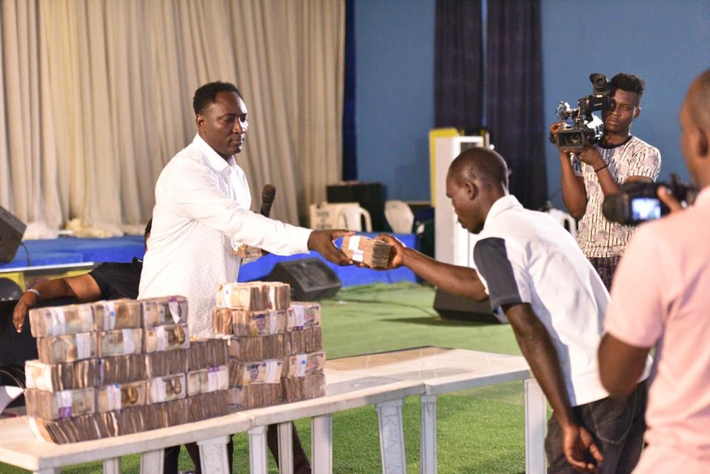 Christmas Blessings:  Prophet Jeremiah Omoto Fufeyin gift workers #30 Million, says Nigeria will be better