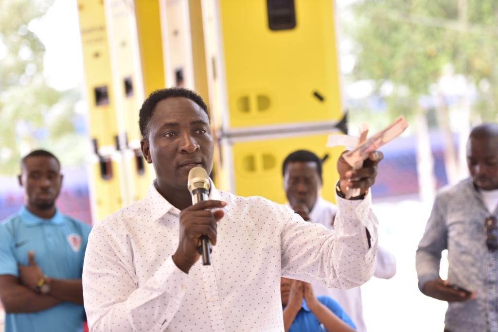 Christmas Blessings:  Prophet Jeremiah Omoto Fufeyin gift workers #30 Million, says Nigeria will be better