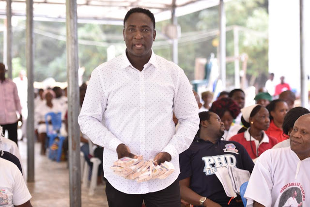 Christmas Blessings:  Prophet Jeremiah Omoto Fufeyin gift workers #30 Million, says Nigeria will be better
