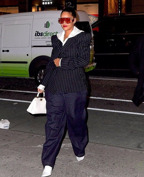 Rihanna rocks pinstripe blazer and hugely oversized trousers (Photos)