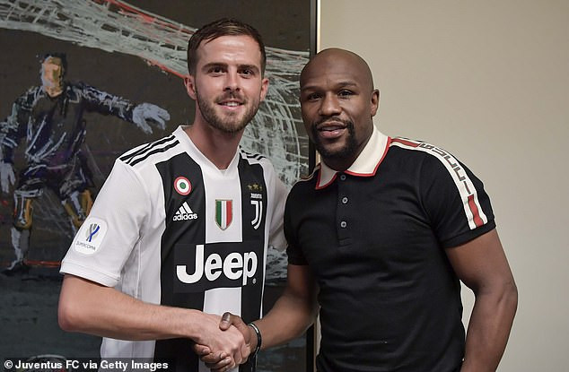 Cristiano Ronaldo celebrates with Floyd Mayweather after winning his 1st Trophy with Juventus (Photos)