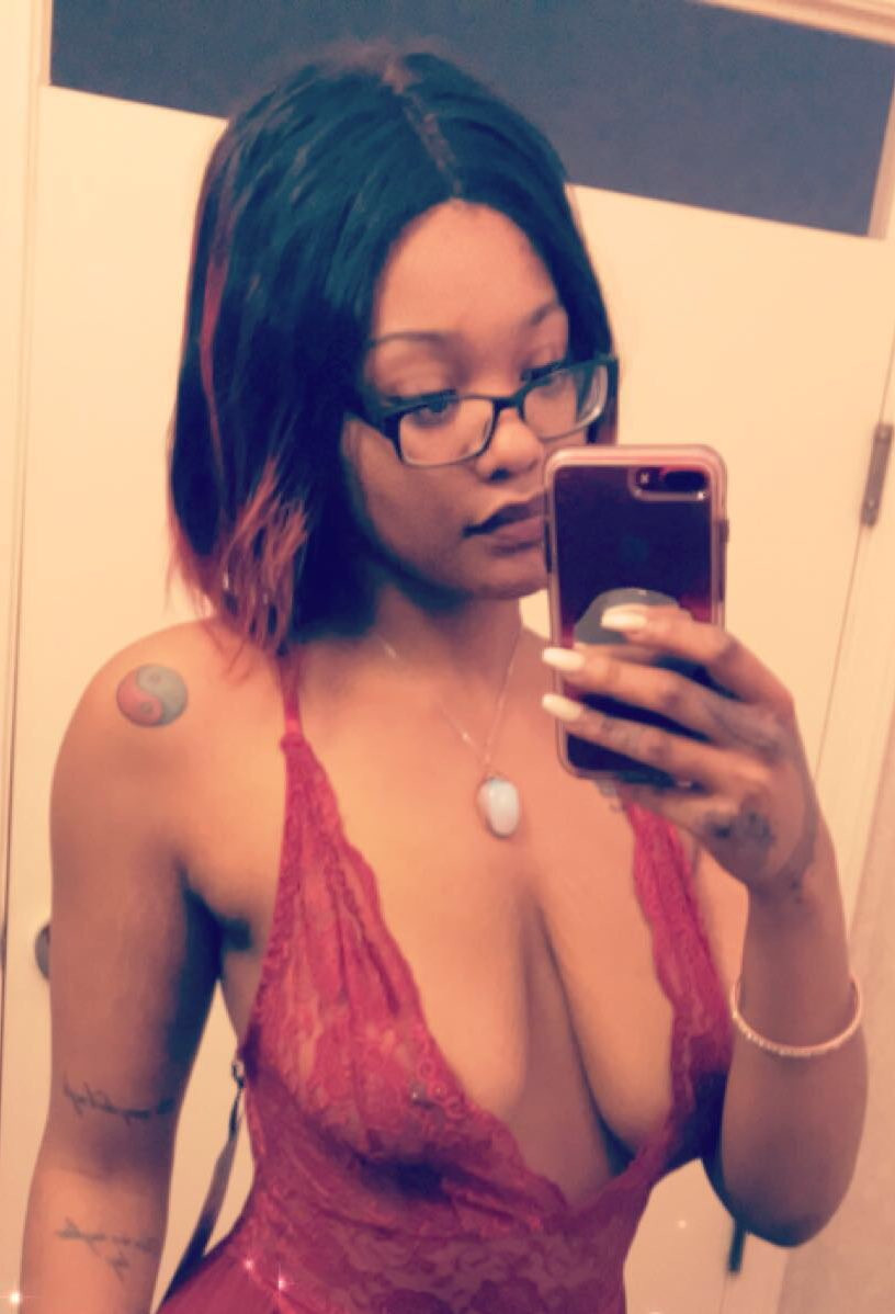  18+ Ladies are out there on Twitter showing off their assets