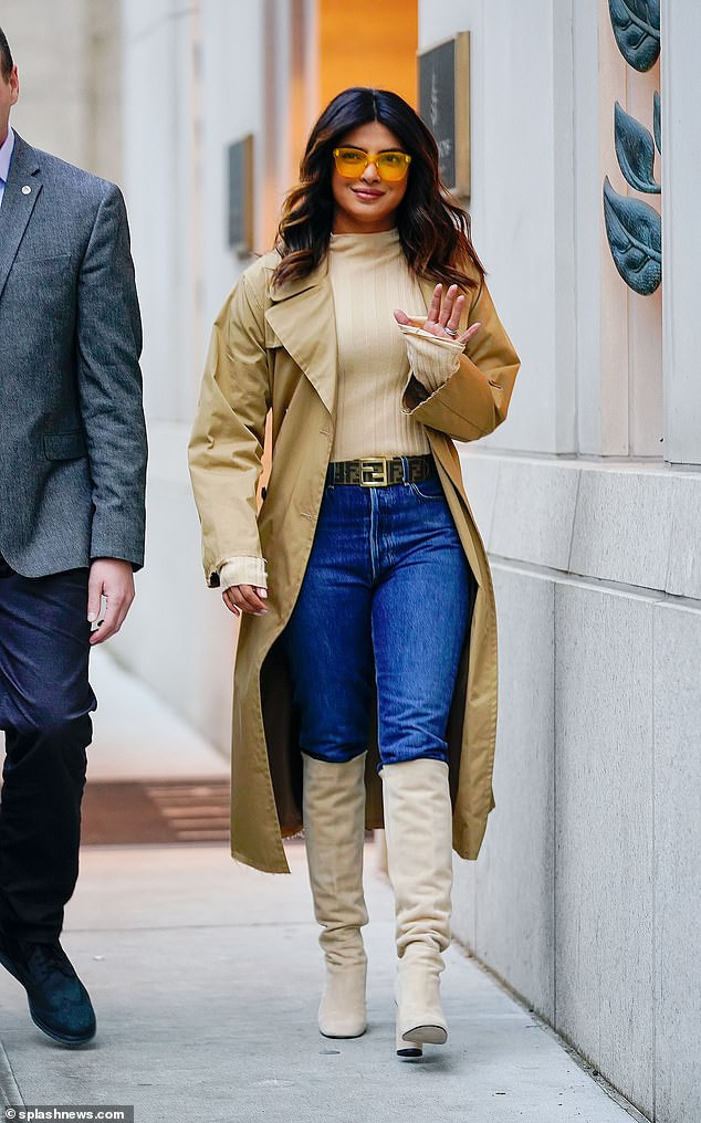 Priyanka Chopra shows off stylish look as she steps out in New York (Photos)