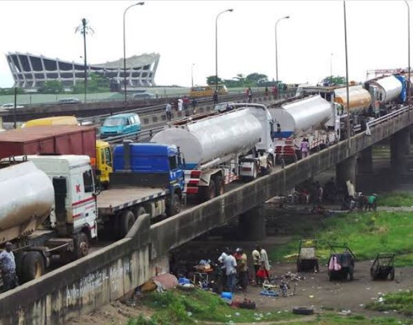 Lagosians react as tankers?and containers mysteriously disappear from Ikorodu road ahead of President Buhari