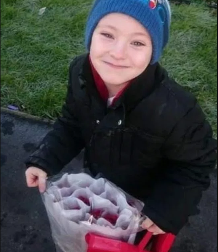 Sweet boy bought roses for every single girl in his class so no one would be left without a Valentine