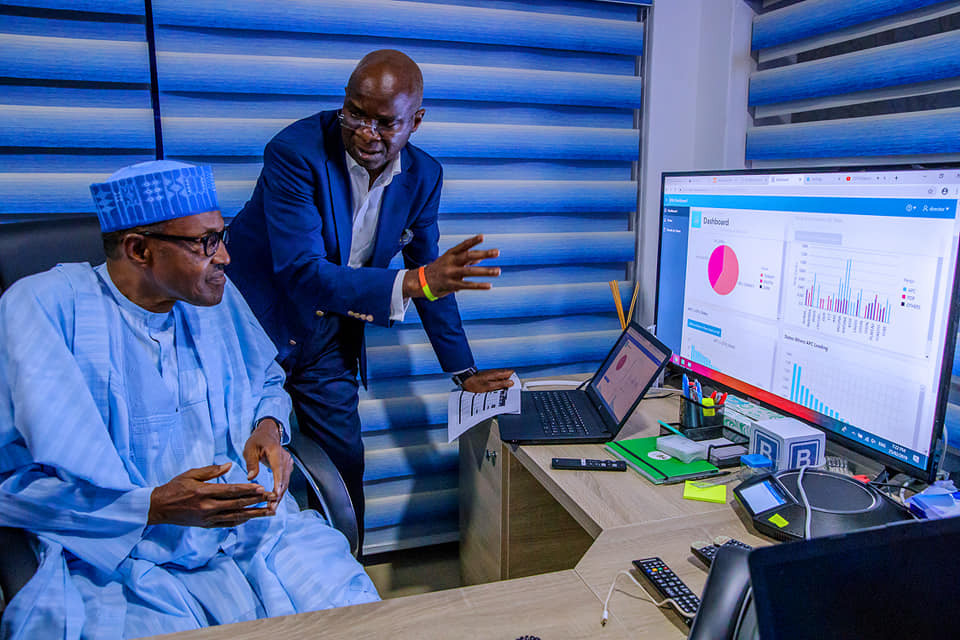 Photo of President Buhari and Fashola analyzing APC