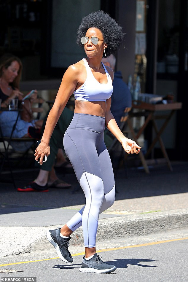 Kelly Rowland flaunts her incredible abs in a tiny crop top and gym gear in Sydney (Photos)