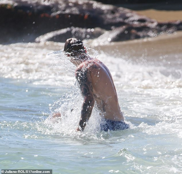 Justin Bieber and his wife Hailey Baldwin enjoy fun day at Laguna Beach (Photos)