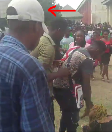 MOUAU student fights girlfriend in front of schoolmates over ?20K (video)