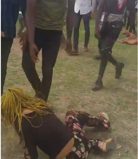 MOUAU student fights girlfriend in front of schoolmates over ?20K (video)