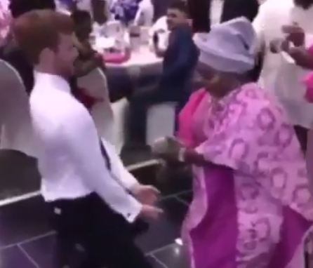 White man steals the show as he dances to the beat of Yoruba songs at a Yoruba wedding