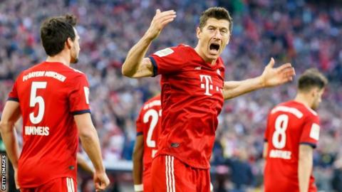 Robert Lewandowski celebrates