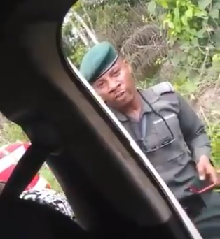 Video: Police Officer destroys phone of Delta state University student because it was expensive