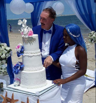 Nigerian woman gets married to an elderly White man at a beach in Lagos (photos)