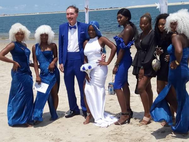 Nigerian woman gets married to an elderly White man at a beach in Lagos (photos)