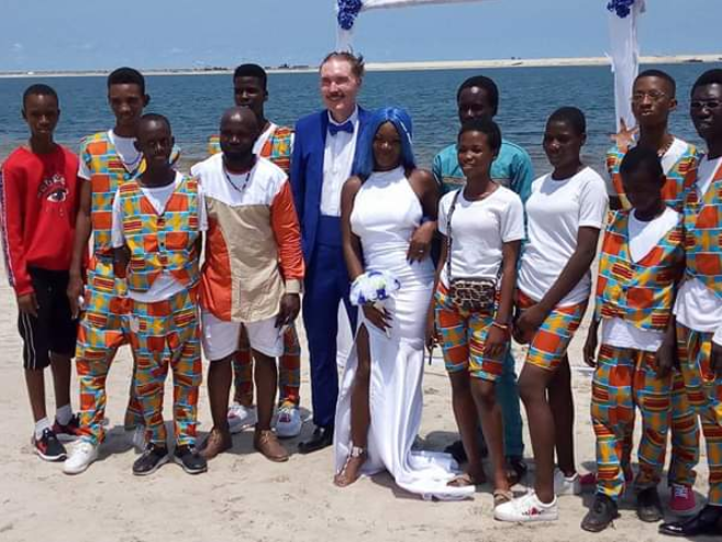Nigerian woman gets married to an elderly White man at a beach in Lagos (photos)