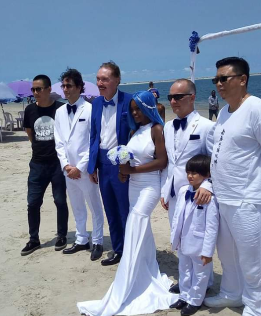 Nigerian woman gets married to an elderly White man at a beach in Lagos (photos)