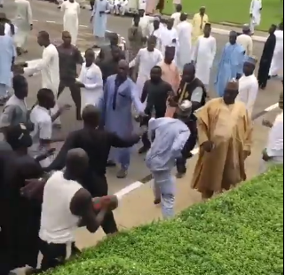 Video: Zamfara APC and PDP youths exchange blows inside the Supreme court premises