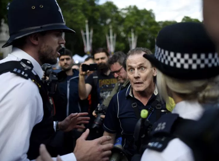 Fight breaks out near Buckingham Palace as Brits protest Donald Trump