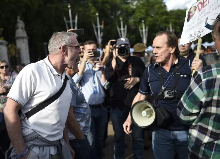 Fight breaks out near Buckingham Palace as Brits protest Donald Trump