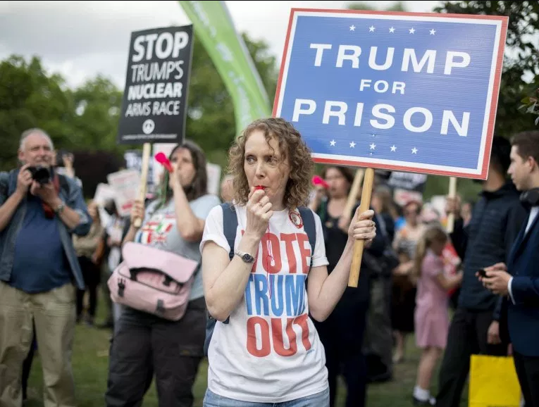 Fight breaks out near Buckingham Palace as Brits protest Donald Trump