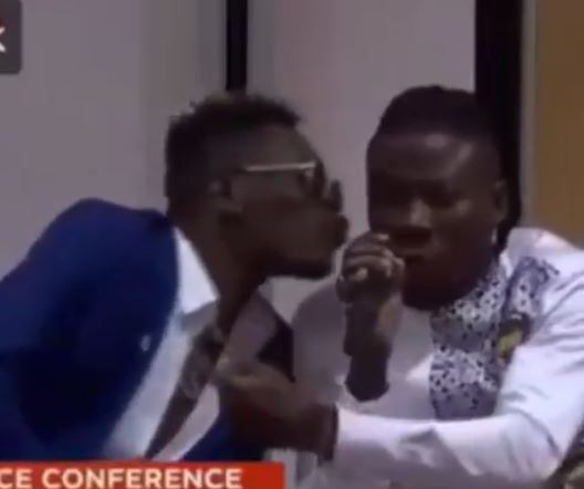 Video: Shatta Wale plants a kiss on?Stonebwoy during their