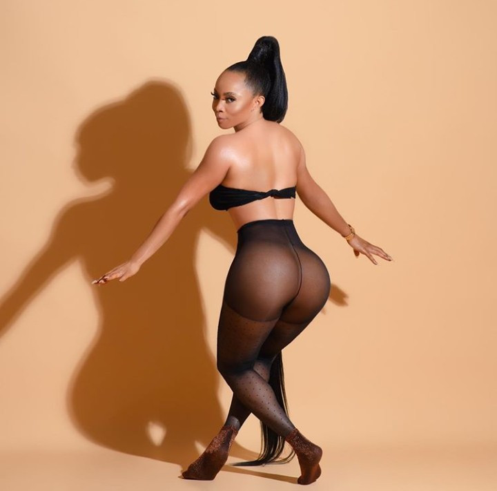 Toke Makinwa exposes her naked bum and tells haters to "kiss it"
