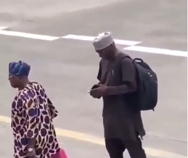 Video:  Kwara State Governor AbdulRahaman Abdulrazaq spotted queuing to board a commercial flight