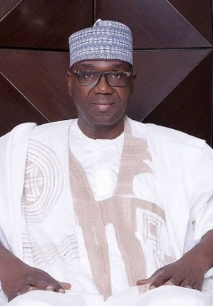 Video:  Kwara State Governor AbdulRahaman Abdulrazaq spotted queuing to board a commercial flight