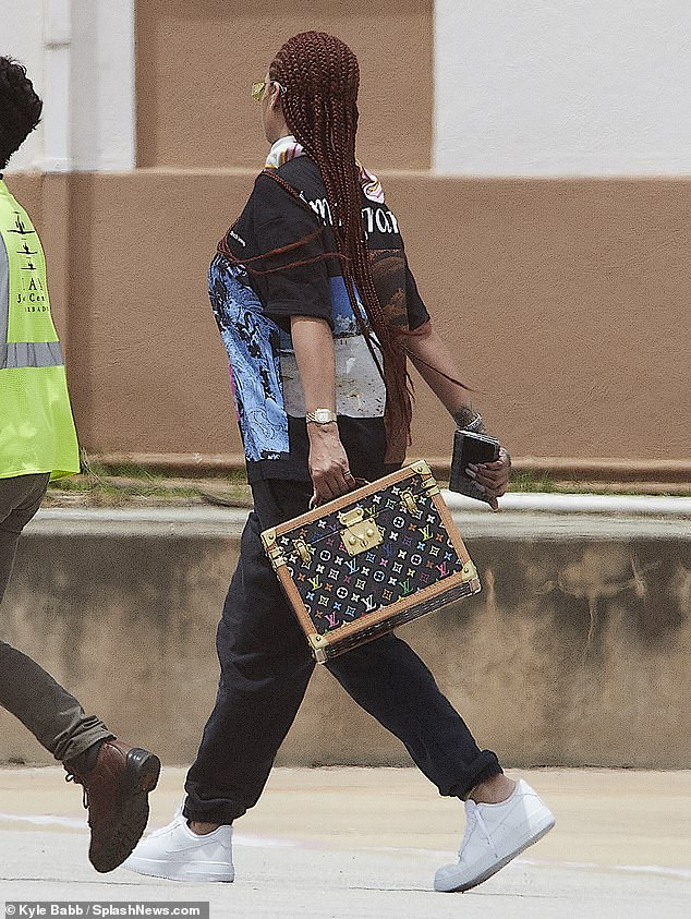  Rihanna arrives her hometown in Barbados (Photos)