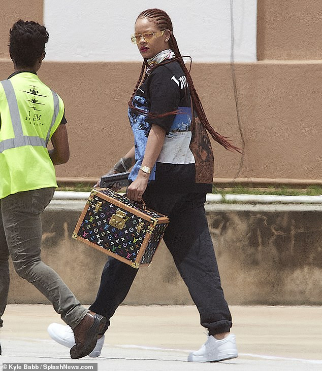  Rihanna arrives her hometown in Barbados (Photos)