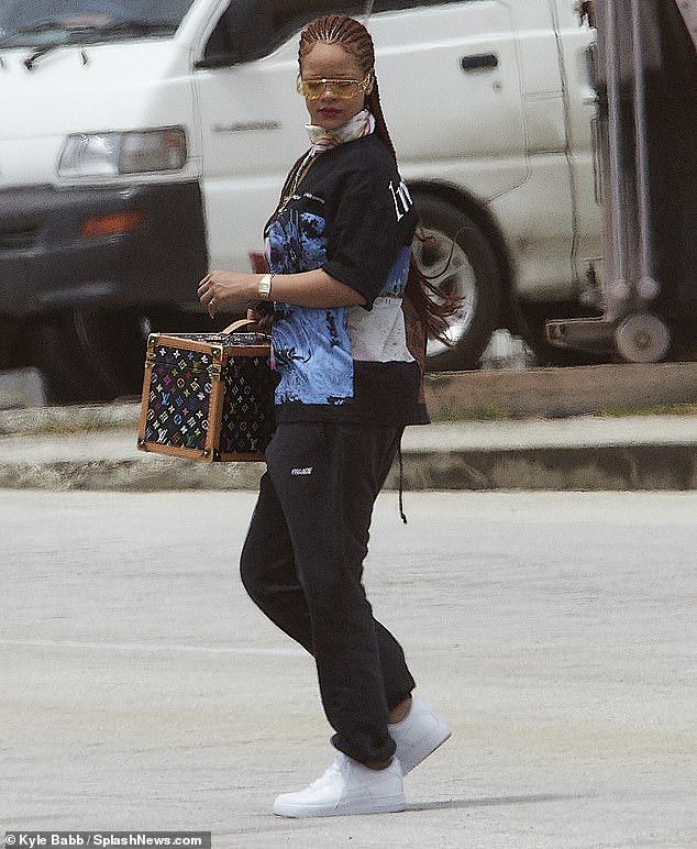  Rihanna arrives her hometown in Barbados (Photos)