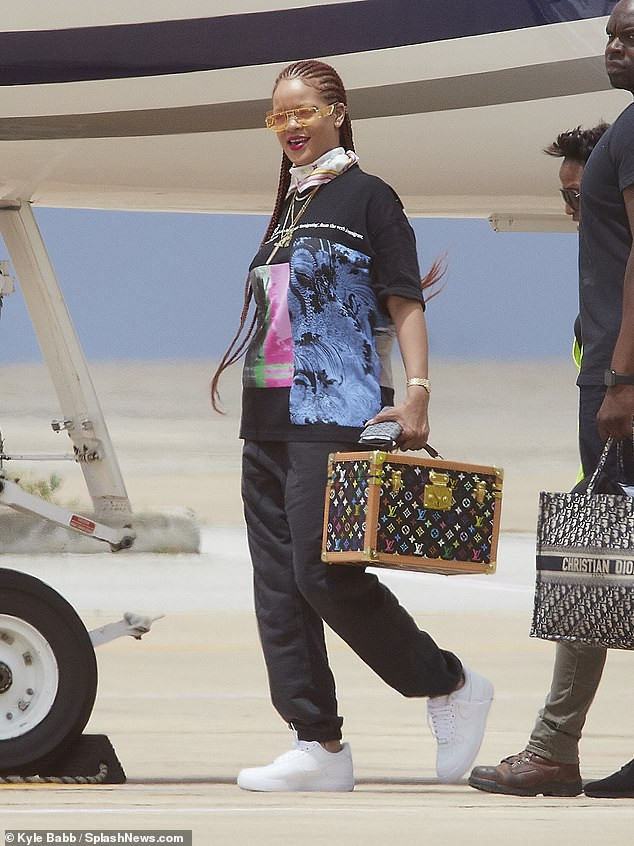  Rihanna arrives her hometown in Barbados (Photos)