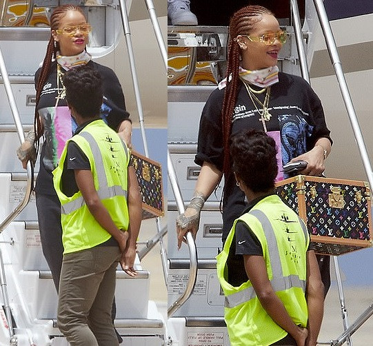  Rihanna arrives her hometown in Barbados (Photos)