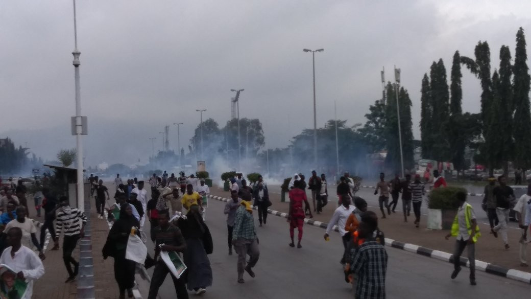 Photos: Shi?ites, police officers clash again at Federal Secretariat Abuja