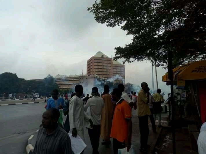 Photos: Shi?ites, police officers clash again at Federal Secretariat Abuja