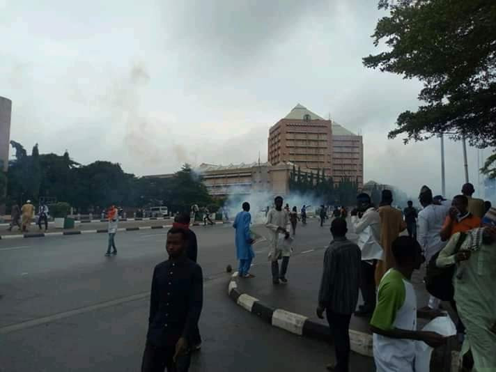 Photos: Shi?ites, police officers clash again at Federal Secretariat Abuja