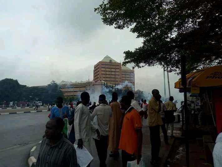Photos: Shi?ites, police officers clash again at Federal Secretariat Abuja