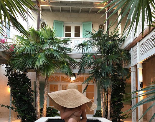 Kylie Jenner poses completely nude on girls trip (Photo)